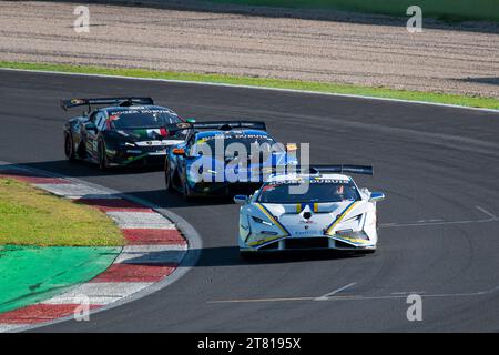 Strecke Vallelunga, Rom, Italien 17/11/2023 - Lamborghini Super Trofeo Europe Runde 6, Tag 2, pro/pro-AM Rennen 2. Artem Petrov (ISR) Car Nr.95, das VSR-Team führt mit Lamborghini Huracan die Rennstrecke. Foto: Fabio Pagani/Alamy Live News Stockfoto