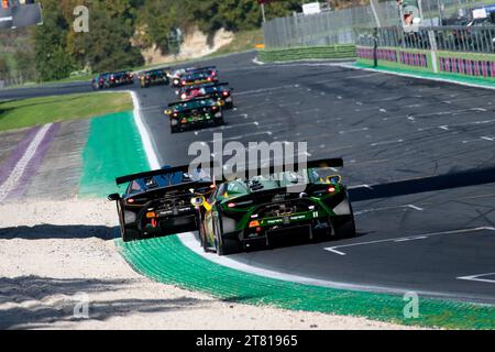 Strecke Vallelunga, Rom, Italien 17/11/2023 - Lamborghini Super Trofeo Europe Runde 6, Tag 2, pro/pro-AM Rennen 2. Autos auf der Hauptgeraden, Blick von hinten in Aktion auf der Rennstrecke mit Lamborghini Huracan. Foto: Fabio Pagani/Alamy Live News Stockfoto