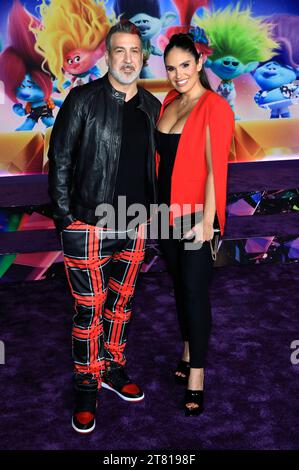 Joey Fatone mit Partnerin Izabel Araujo beim Special Screening des Animationsfilms 'Trolls Band Together / Trolls - gemeinsam stark' im TCL Chinese Theatre. Los Angeles, 15.11.2023 Stockfoto