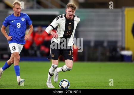 Paderborn, Deutschland. November 2023. Fußball, U21 Männer: Qualifikation zur Europameisterschaft, Deutschland - Estland, 1. Runde, Gruppe D, Spieltag 6, im Stadion in Paderborn. Der deutsche Nick Woltemade (r) kümmert sich um den Ball. Quelle: Friso Gentsch/dpa/Alamy Live News Stockfoto