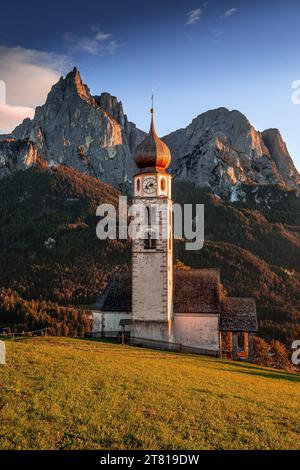 Seis am Schlern, Italien - berühmter St. Valentinskirche und Berg Sciliar im Hintergrund. Idyllische Berglandschaft in den italienischen Dolomiten mit B Stockfoto