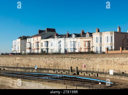 Die denkmalgeschützte Stützmauer aus dem 14. Jahrhundert und eine Reihe von Häusern in South Crescent, Headland, Hartlepool, England, Großbritannien Stockfoto