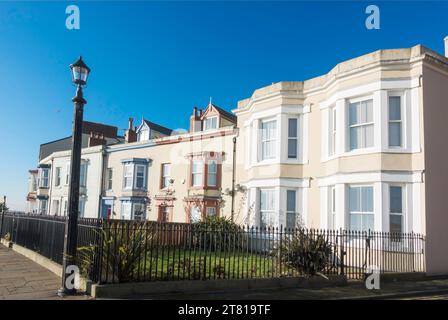 Eine Reihe von Häusern in South Crescent, Headland, Hartlepool, England, Großbritannien Stockfoto