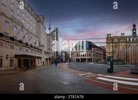 CITY SQUARE, LEEDS, GROSSBRITANNIEN - 14. NOVEMBER 2023. Panoramablick auf historische Gebäude, darunter das Queens Hotel in der neuen Fußgängerzone und Stockfoto