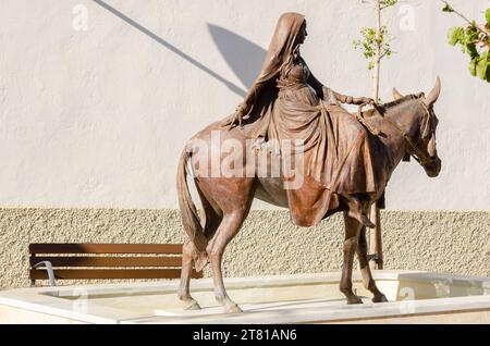 SERON, SPANIEN - 5. NOVEMBER 2023 Ein Bronzemonument namens die Braut von Seron, das eine Braut auf einem Pferd darstellt, das sie nach Baza bringen sollte Stockfoto