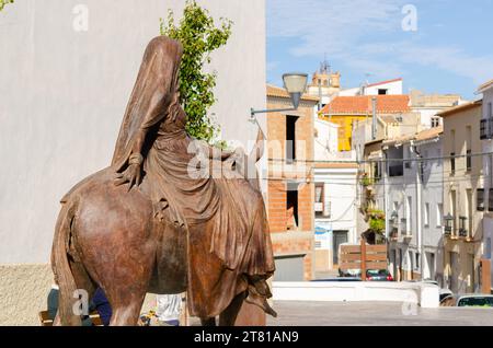 SERON, SPANIEN - 5. NOVEMBER 2023 Ein Bronzemonument namens die Braut von Seron, das eine Braut auf einem Pferd darstellt, das sie nach Baza bringen sollte Stockfoto