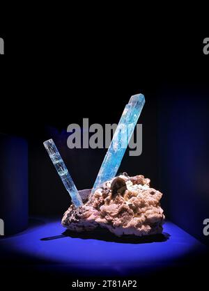 Beryl-Aquamarin in Albit und Quarz Stockfoto