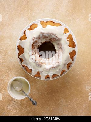 bundt-Kuchen mit Puderzucker-Glasur besprüht. Draufsicht Stockfoto