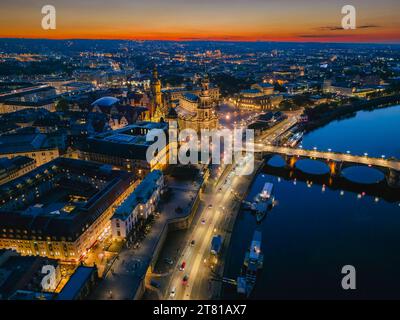 Dresden Altstadt Luftbild historisches Stadtzentrum von Dresden, Terrassenufer mit Schloss, Hofkirche und Augustusbrücke. Dresden Sachsen Deutschland *** Dresdner Altstadt aus der Vogelperspektive historisches Stadtzentrum von Dresden, Terrassenufer mit Schloss, Hofkirche und Augustusbrücke Dresden Sachsen Deutschland Dresden23 0848 Credit: Imago/Alamy Live News Stockfoto