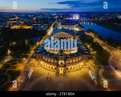 Dresden Altstadt Luftbild historisches Stadtzentrum von Dresden, Semperoper am Theaterplatz. Dresden Sachsen Deutschland *** Dresdner Altstadt aus der Vogelperspektive historisches Stadtzentrum von Dresden, Semperoper am Theaterplatz Dresden Sachsen Deutschland Dresden23 0860 Credit: Imago/Alamy Live News Stockfoto