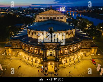 Dresden Altstadt Luftbild historisches Stadtzentrum von Dresden, Semperoper am Theaterplatz. Dresden Sachsen Deutschland *** Dresdner Altstadt aus der Vogelperspektive historisches Stadtzentrum von Dresden, Semperoper am Theaterplatz Dresden Sachsen Deutschland Dresden23 0867 Credit: Imago/Alamy Live News Stockfoto