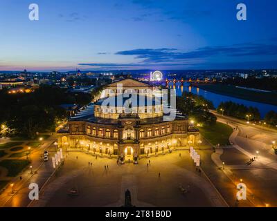 Dresden Altstadt Luftbild historisches Stadtzentrum von Dresden, Semperoper am Theaterplatz. Dresden Sachsen Deutschland *** Dresdner Altstadt aus der Vogelperspektive historisches Stadtzentrum von Dresden, Semperoper am Theaterplatz Dresden Sachsen Deutschland Dresden23 0864 Credit: Imago/Alamy Live News Stockfoto