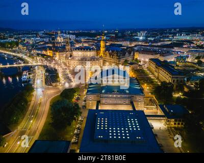 Dresden Altstadt Luftbild historisches Stadtzentrum von Dresden, Semperoper am Theaterplatz. Dresden Sachsen Deutschland *** Dresdner Altstadt aus der Vogelperspektive historisches Stadtzentrum von Dresden, Semperoper am Theaterplatz Dresden Sachsen Deutschland Dresden23 0873 Credit: Imago/Alamy Live News Stockfoto