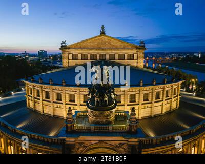 Dresden Altstadt Luftbild historisches Stadtzentrum von Dresden, Semperoper am Theaterplatz. Dresden Sachsen Deutschland *** Dresdner Altstadt aus der Vogelperspektive historisches Stadtzentrum von Dresden, Semperoper am Theaterplatz Dresden Sachsen Deutschland Dresden23 0870 Credit: Imago/Alamy Live News Stockfoto