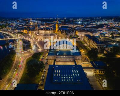 Dresden Altstadt Luftbild historisches Stadtzentrum von Dresden, Semperoper am Theaterplatz. Dresden Sachsen Deutschland *** Dresdner Altstadt aus der Vogelperspektive historisches Stadtzentrum von Dresden, Semperoper am Theaterplatz Dresden Sachsen Deutschland Dresden23 0879 Credit: Imago/Alamy Live News Stockfoto