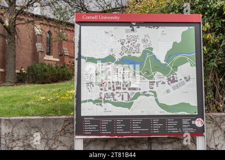 Ithaca, New York - 6. November 2023: Karte der Cornell University außerhalb der sage Hall und des Campus Store Stockfoto