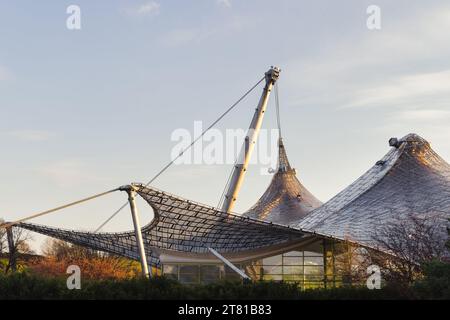 München - 05. April 2023: Olympiahalle im Olympiapark München. Es ist eine Mehrzweckarena. Der Olympiapark wurde für die 19 Stockfoto