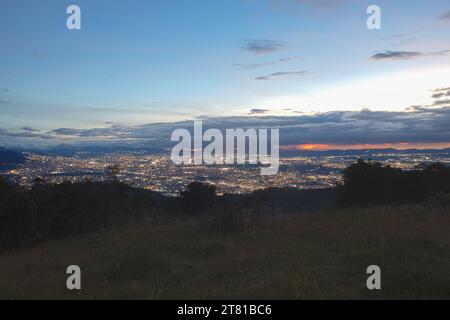 Wunderschöne blaue und orange Landschaft von bogota kolumbien Stadt aus einem Berg in blauer Stunde Sonnenuntergang Stockfoto