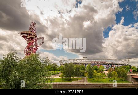 London Stadium, Heimstadion des Fußballvereins West Ham United mit der Skulptur ArcelorMittal Orbit. Stockfoto