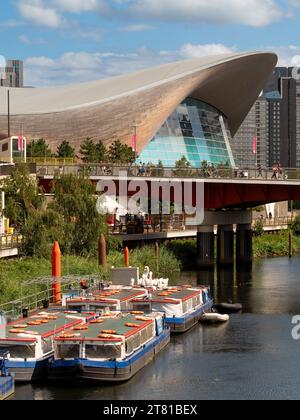 Das London Aquatics Centre wurde von der verstorbenen Zaha Hadid entworfen, Olympic Park, Stratford, London, Großbritannien. Stockfoto