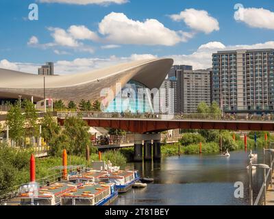 Das London Aquatics Centre wurde von der verstorbenen Zaha Hadid entworfen, Olympic Park, Stratford, London, Großbritannien. Stockfoto