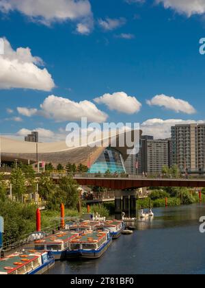 Das London Aquatics Centre wurde von der verstorbenen Zaha Hadid entworfen, Olympic Park, Stratford, London, Großbritannien. Stockfoto