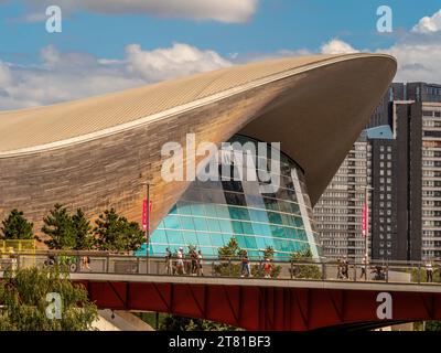 Das London Aquatics Centre wurde von der verstorbenen Zaha Hadid entworfen, Olympic Park, Stratford, London, Großbritannien. Stockfoto