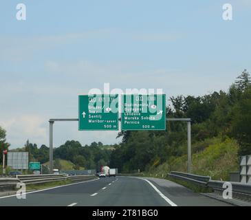 Straßenschilder auf den Autobahnen, die österreichische Städte oder die Grenze nach Budapest in Ungarn erreichen Stockfoto