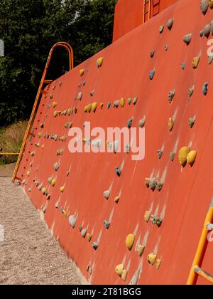 Kletterwand im Queen Elizabeth Olympic Park, Stratford, London, Großbritannien. Stockfoto