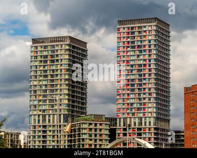 Hightail und etwas tiefer gelegene Skylark Towers im Olympic Park, Stratford, London, Großbritannien. Stockfoto