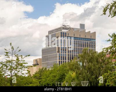 LINGUAL: London College of Fashion liegt neben V&A East im Olympic Park, Stratford, London, Großbritannien. Stockfoto