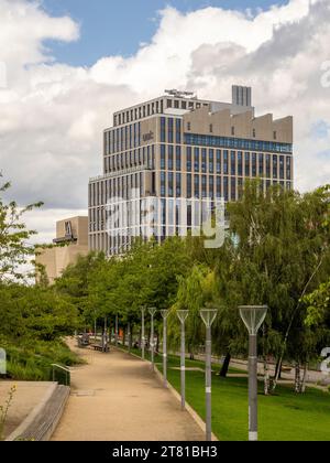 LINGUAL: London College of Fashion liegt neben V&A East im Olympic Park, Stratford, London, Großbritannien. Stockfoto