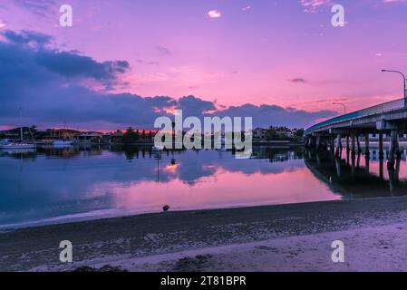 Ein roter Himmel am Morgen in Paradise Point, Queensland Stockfoto