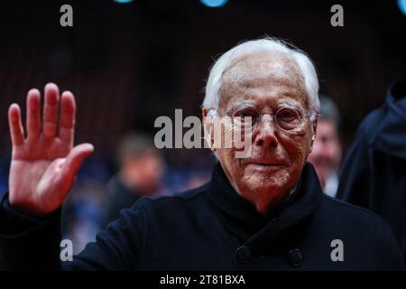 Giorgio Armani sieht beim regulären Spiel der Turkish Airlines EuroLeague in Runde 9 zwischen EA7 Emporio Armani Milan und Anadolu Efes Istanbul im Mediolanum Forum an. Endergebnis; EA7 Mailand 92:76 Efes. Stockfoto