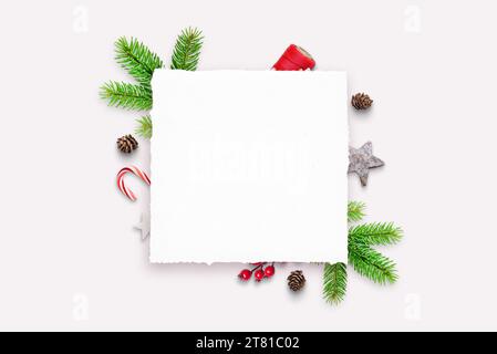 Leeres Papierblatt mit Kopierraum. Festliche Weihnachtsdekoration im Hintergrund. Ideal für Weihnachtsbotschaften und festliche Designs Stockfoto