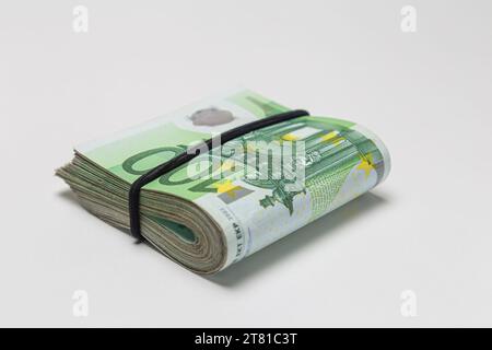 Bündel von 100 Euro-Banknoten, isoliert auf weißem Hintergrund. Stockfoto