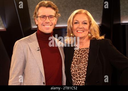 Johannes Wimmer und Bettina Tietjen bei der NDR Talk Show am 17.11.2023 in Hamburg Stockfoto