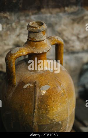 Vintage-Weinflasche in einem Keller. Alte Kanne. Selektiver Fokus. Stockfoto