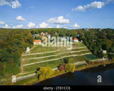 Luftbild Dinglingers Weinberg mit dem Landhaus, ist ein denkmalgeschütztes Weinbergsanwesen in Dresden. Es ist benannt nach seinem früheren Besitzer, Hofjuwelier Johann Melchior Dinglinger 1664 1731, einem der reichsten Bürger Dresdens seiner Zeit. Dresden Sachsen Deutschland *** Luftansicht Dinglingers Weinberg mit dem Landhaus, ist ein denkmalgeschütztes Weingut in Dresden es ist benannt nach seinem ehemaligen Besitzer, Hofjuwelier Johann Melchior Dinglinger 1664 1731, einem der reichsten Dresdener seiner Zeit Dresden Sachsen Deutschland Elbschlösser23 00333 Credit: Imago/Alamy Live News Stockfoto