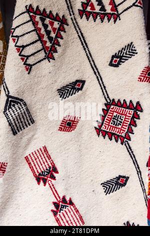 Hammamet, Nabeul, Tunesien. Traditioneller Teppich auf einem Markt in Tunesien. Stockfoto