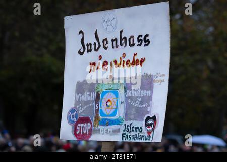 Demonstration gegen Judenhass in Frankfurt am Main Judenhass nie wieder stehen auf einem Plakat. Unter dem Motto nie wieder ist jetzt demonstriert am 17.11.2023 rund 1,500 Menschen auf dem Opernplatz in Frankfurt am Main gegen Judenhass. Frankfurt am Main Opernplatz Hessen Deutschland *** Demonstration gegen Judenhass in Frankfurt am Main Judenhass nie wieder steht auf einem Poster rund 1.500 Menschen, die am 17. 11 2023 unter dem Motto nie wieder ist jetzt am Opernplatz in Frankfurt am Main gegen Judenhass demonstriert wurden nie wieder ist Frankfurt am Main Opernplatz Hessen Deutschland Stockfoto