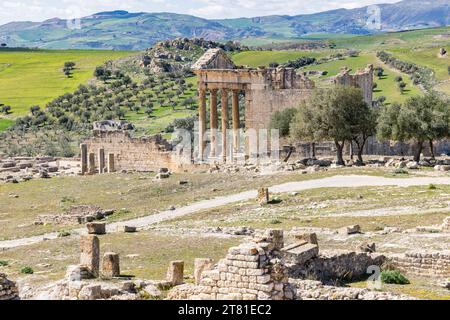 Dougga, Beja, Tunesien. Der Kapitoltempel an den römischen Ruinen von Dougga. Stockfoto