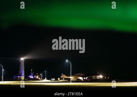 Nordlichter Aurora borealis in der Nähe des Leuchtturms auf Gardskagi im Südwesten Islands der Reykjanes-Halbinsel Stockfoto