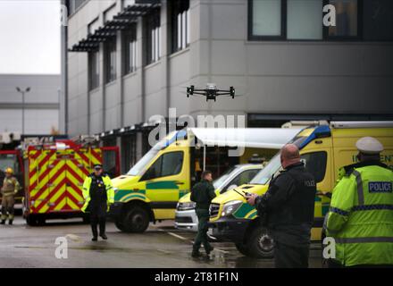 Southampton, Hampshire, Großbritannien. November 2023. Ein Polizist feuert eine Drohne ab, während sich andere Rettungskräfte auf dem Parkplatz versammeln. Palästina-Aktion besetzt das Dach der italienischen Rüstungsindustrie, der Riese Leonardo in seiner Fabrik in Southampton. Leonardo beliefert Israel mit Kampfjets und Waffen, die derzeit im Gazastreifen eingesetzt werden. Palestine Action verlangt, dass Waffenunternehmen, die Waffen für Israel bereitstellen, dauerhaft geschlossen werden. Sie haben angekündigt, dass Unternehmen, die Waffen an die israelischen Verteidigungskräfte verkaufen, und ihre Partnerunternehmen mit direkter A ins Visier genommen werden Stockfoto