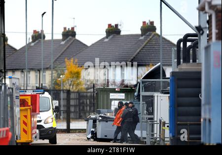 Southampton, Hampshire, Großbritannien. November 2023. Ein Aktivist wird während der Demonstration verhaftet. Palästina-Aktion besetzt das Dach der italienischen Rüstungsindustrie, der Riese Leonardo in seiner Fabrik in Southampton. Leonardo beliefert Israel mit Kampfjets und Waffen, die derzeit im Gazastreifen eingesetzt werden. Palestine Action verlangt, dass Waffenunternehmen, die Waffen für Israel bereitstellen, dauerhaft geschlossen werden. Sie haben angekündigt, dass Unternehmen, die Waffen an die israelischen Streitkräfte verkaufen, und ihre Partnerunternehmen mit direkten Maßnahmen ins Visier genommen werden. Diese Aktionen sollen einen hohen Stellenwert haben Stockfoto