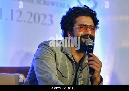 Kalkutta, Indien. November 2023. Der Bollywood-Schauspieler Vicky Kaushal interagiert mit der Presse während einer Pressekonferenz seines kommenden Bollywood-Films „Sam Bahadur“ in Kalkutta. Der Film erscheint am 1. Dezember 2023. Quelle: SOPA Images Limited/Alamy Live News Stockfoto