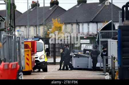 Southampton, Hampshire, Großbritannien. November 2023. Ein Aktivist wird während der Demonstration verhaftet. Palästina-Aktion besetzt das Dach der italienischen Rüstungsindustrie, der Riese Leonardo in seiner Fabrik in Southampton. Leonardo beliefert Israel mit Kampfjets und Waffen, die derzeit im Gazastreifen eingesetzt werden. Palestine Action verlangt, dass Waffenunternehmen, die Waffen für Israel bereitstellen, dauerhaft geschlossen werden. Sie haben angekündigt, dass Unternehmen, die Waffen an die israelischen Streitkräfte verkaufen, und ihre Partnerunternehmen mit direkten Maßnahmen ins Visier genommen werden. Diese Aktionen sollen hervorgehoben werden Stockfoto