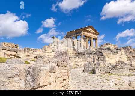 Dougga, Beja, Tunesien. Der Kapitoltempel an den römischen Ruinen von Dougga. Stockfoto