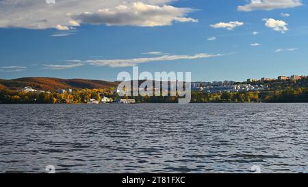 Brno-Staudamm - Tschechische Republik. Wunderschöne tschechische Landschaft mit Wäldern, See und blauem Himmel. Erholungsbereich für Sport und Unterhaltung. Stockfoto