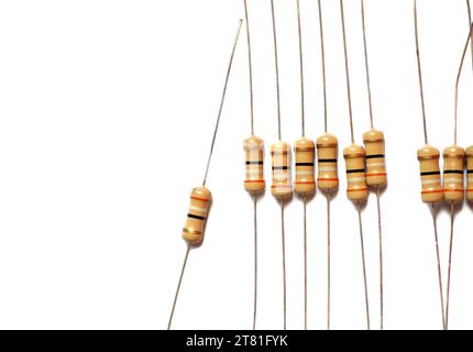 Nahaufnahme der Widerstände, die auf dem weißen Teil isoliert sind. Komponenten des elektrischen Widerstands. Stockfoto